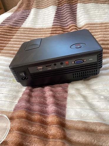 guclu wifi modem: Proyektor - Kompakt korpus, üst hissədə güc düyməsi və fokus/zoom — 3