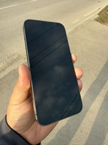 редми нот 13 про 256: Смартфон с плоским безрамочным дисплеем и вырезом под фронтальную