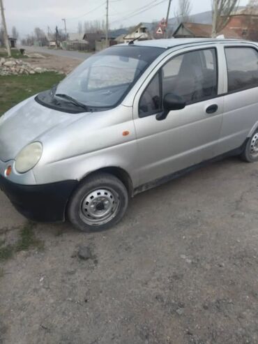 авто лизинг рассрочка: Компактный хэтчбек Daewoo Matiz серебристого цвета, идеально
