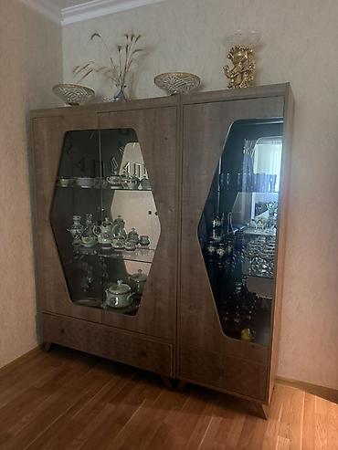 şuşəli dolab vitrini: İki bölməli vitrin şkaf - Material: taxta (isti qəhvəyi ton), ön — 2