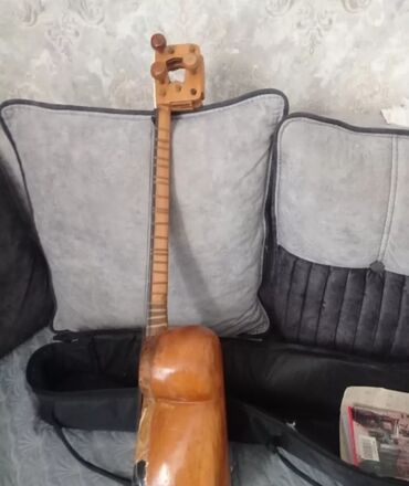 Tar: Tar — ənənəvi Azərbaycan simli musiqi aləti. Xüsusiyyətlər: - Korpus — 5