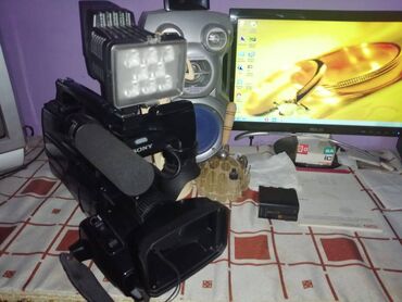 video kamera satilir: Yaxşı vəziyyətdədir təcili satılır 5 ədəd akummulaytor, çanta