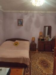 Uzunmüddətli kirayə mənzillər: Tecili Ramani Savxoz da Yola yaxin 3 otaqli temirli Adelni heyet evi — 2