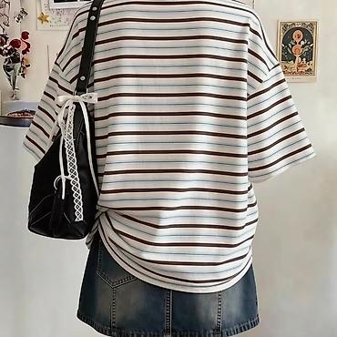 ağ futbolka: Qadınlar üçün zolaqlı oversize T‑shirt - Model: Geniş kəsimli — 2