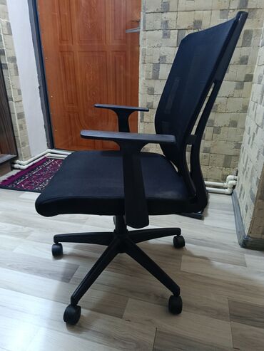 stul: Qara rəngli, tənzimlənən hündürlüyə malik ofis kreslosu. Kürək hissəsi
