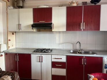 Matraslar: Mətbəx mebeli dəsti – üst və alt dolablar, qaz plitəsi kompleks. -