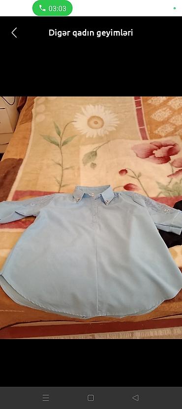 Açıq mavi rəngdə qadın köynəyi/bluza. - Model: uzun, arxa və ön