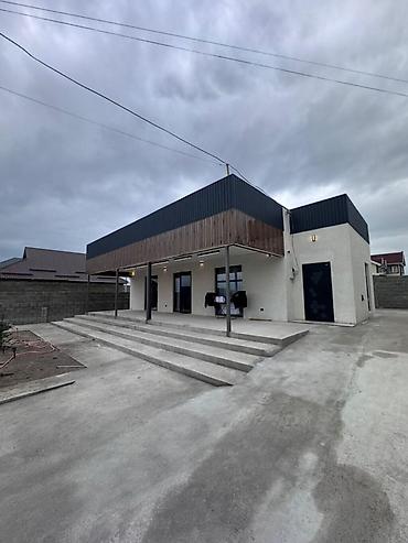 Продажа коттеджей и домов: 🏡 **Современный одноэтажный дом с большой террасой!** 📍 Бишкек, ж/м — 17