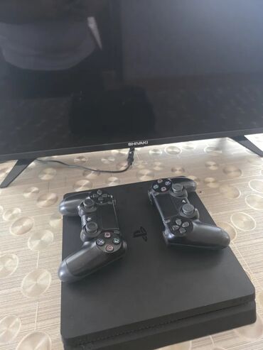 playstation 1,2,3,4,5: Yeni vəziyətdə ps4 2 pultu var sadəcə pultun birini zeryatqada