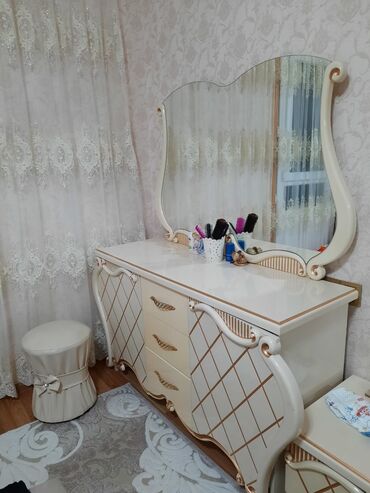 Кровати: 2 односпальные кровати, Шкаф, Комод, Трюмо, Б/у