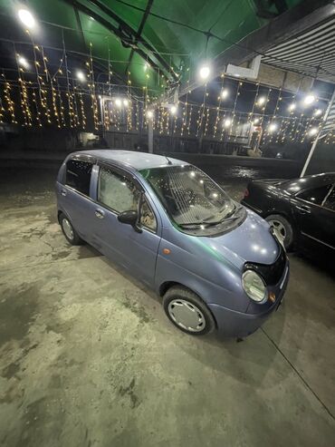 маленькая машина: Компактный городской автомобиль Daewoo Matiz синего цвета, оснащенный