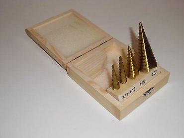 Burgije: Set stepenastih burgija – 4 komada u drvenoj kutiji Opis: - — 5