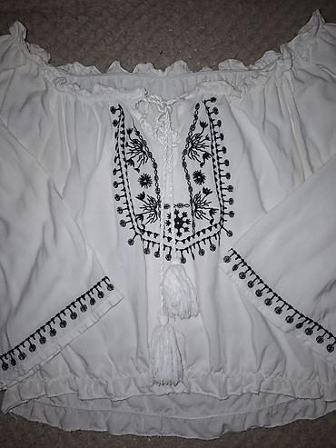 Ağ rəngli boho stili qadın bluzası - Model: Çiyindən sallanan