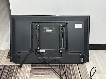 кронштейн настенный для монитора: Телевизор Hisense, диагональ около 32" (визуально). - ЖК‑панель — 2