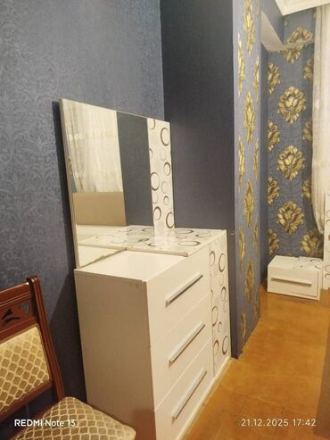 Uzunmüddətli kirayə mənzillər: Xaqlar metrosu yanınında mənzil kirayə verilir. Mərtəbə 16/4. Ümumi — 6