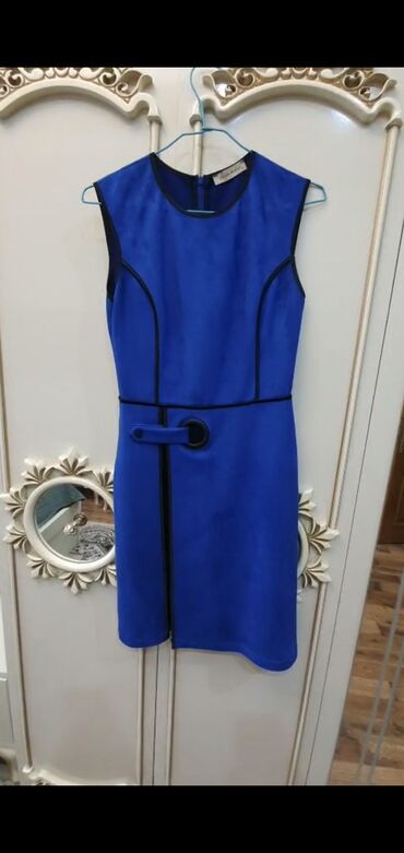 Dəstlər, kostyumlar: Qadın üçlü dəst – qara rəngdə, ağ kvadrat naxışlı. - Dəst: uzun -da lalafo.az — 8 Dəstlər, kostyumlar: Qadın üçlü dəst – qara rəngdə, ağ kvadrat naxışlı. - Dəst: uzun — 8