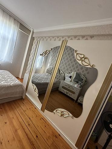 kupe: Güzgülü sürgülü qapılı dolab - Rəng: krem-ağ korpus, qızılı dekor — 1