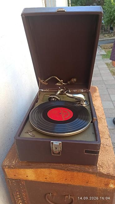 retro gramofon: Portativ vintaj qrammofon satılır. Çamadan tipli korpusda hazırlanıb — 1