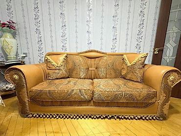 Klassik üslubda yumşaq mebel dəsti Tərkibi: - 3 nəfərlik divan - 2
