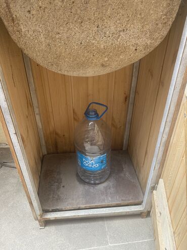 su ceni işlenmiş: Su dasi satilir real aliciya endirim olacag qabi ile birlikde satılır