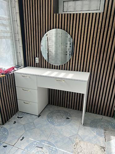 klassik mebeller: Ağ rəngli kosmetik/iş masası və dairəvi güzgü dəsti - Minimalist — 1