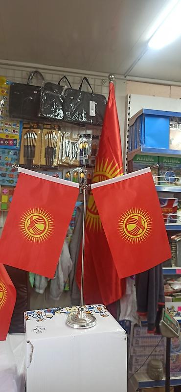 американский флаг: Элегантная настольная подставка для флагов, выполненная в золотистом — 6