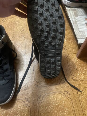 зимние сапоги мужские кожаные с мехом: Продаю обувь Lowa . Покупал в Гергерт спорт в прошлом году. Одевал