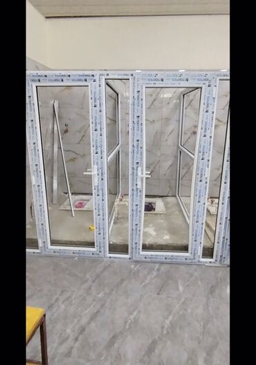 Plastik pəncərələr: Pəncərələr və qapılar üçün ağ rəngli PVC profillər təklif olunur. Bu