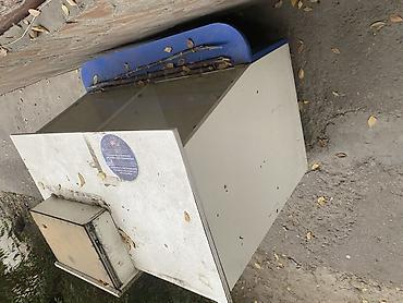 Торговая стойка/прилавок из ЛДСП с верхней столешницей и открытыми