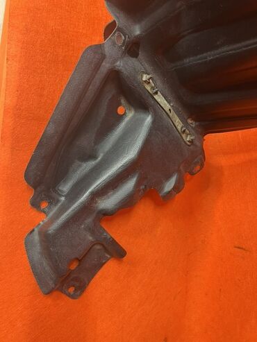 Подкрылки, брызговики, защита днища: Черный пластиковый подкрылок для автомобиля. Имеет изогнутую форму — 2