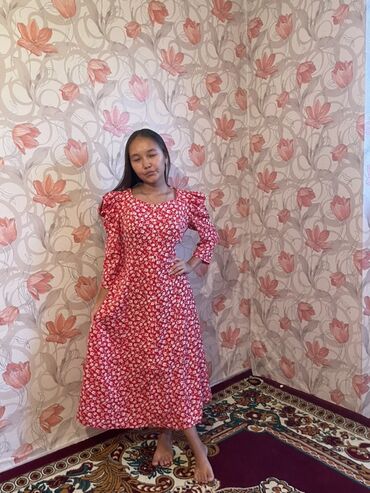 турецкие пуховики фирмы: Элегантное женское платье миди с длинными рукавами, выполненное в