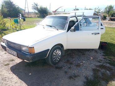 подшипник генератора: Белый седан Audi 80, характеризующийся классическим дизайном кузова