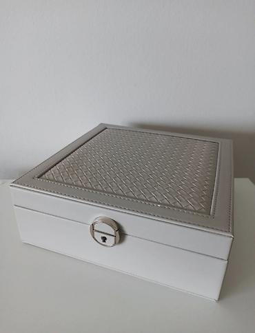 Ostali aksesoari: Organizator za nakit sa kljucem 
Izradjen od eko koze
2500 rsd — 10