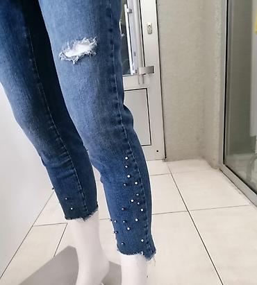 Farmerke: Ženske farmerke skinny kroja sa biserima i strass detaljima - Model — 3