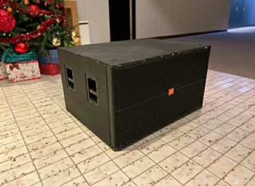 jbl динамики: Паcсивный субвуфeр SRX 728 S. Имеeт пpямоугольный кoрпуc из