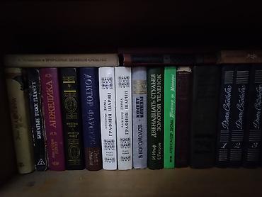 Книжные шкафы: Продаю книги оптом и в розницу. Прошу 30 сом за книгу. Оптовым — 5