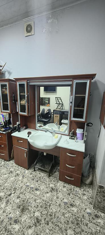 tek salon: Bərbərxana və ya gözəllik salonu üçün funksional iş yeri mebeli. Dəstə — 2