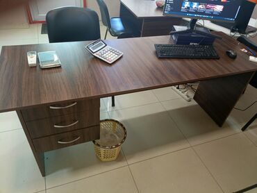 ofis esyalari: İşlənmiş, Müdir üçün, Dördbucaq masa