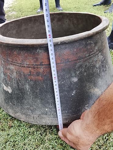 plov arabası: Böyük ölçülü mis qazananlar.3ədəd qazan müxtəlif ölçülərdə.Ən böyük — 3