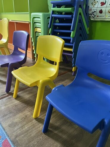 Детские стулья: Детские пластиковые стулья и модульный стеллаж для дошкольных — 2