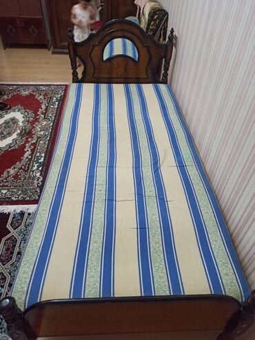 tek neferlik yataq: Matrassiz işlənmiş tək nəfərlik kravat satilir, qiyməti 50 azn, ünvan