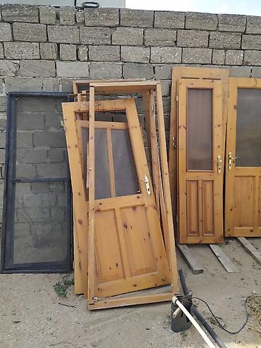 qapilar taxda: Taxta qapılar və qapı çərçivələri satılır. Şəkillərdə bir neçə ədəd — 3