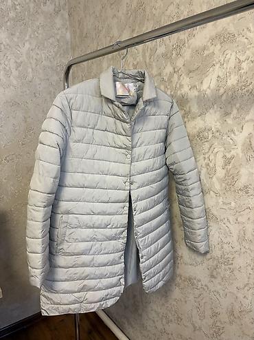Пуховики и зимние куртки: Продаю куртки по 1000 сом, 1+1=1800 сом Подойдет на весну Цвета — 1