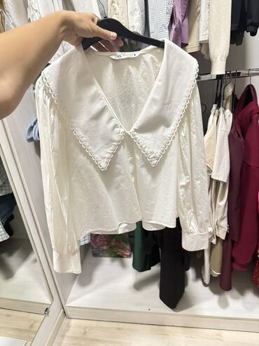 дизайнерские рубашки женские: Блуза Zara, молочного цвета. - Модель с крупным фигурным воротником