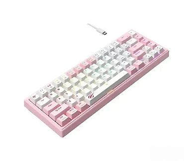 Tastature: Mehanička tastatura kompaktnog formata (oko 60–65%), u ružičasto-beloj — 2