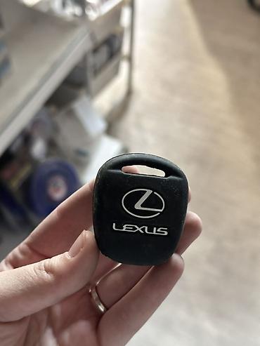 Брелок-ключ для автомобиля Lexus. На корпусе присутствует фирменный