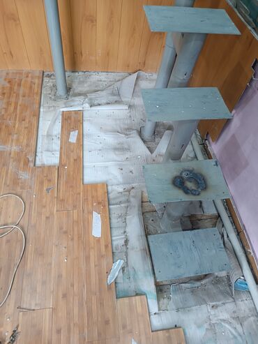 Металлические лестницы: Металлическая винтовая лестница со ступенями серого цвета — 9