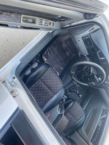 Chevrolet: Daevo Gentra– ağ rəngli sedan Xüsusiyyətlər: - Kuzov: 4 qapılı sedan — 20