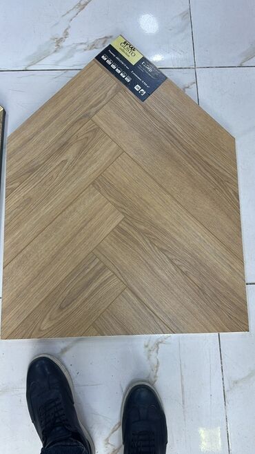 Laminat: Ağac naxışlı laminat döşəmə paneli - Təbii ağac teksturasını verən — 19