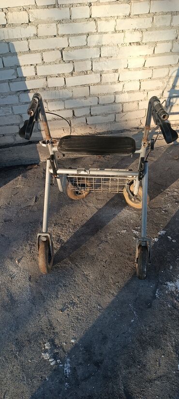 инвалидной коляска: Продаю ходунок коляску